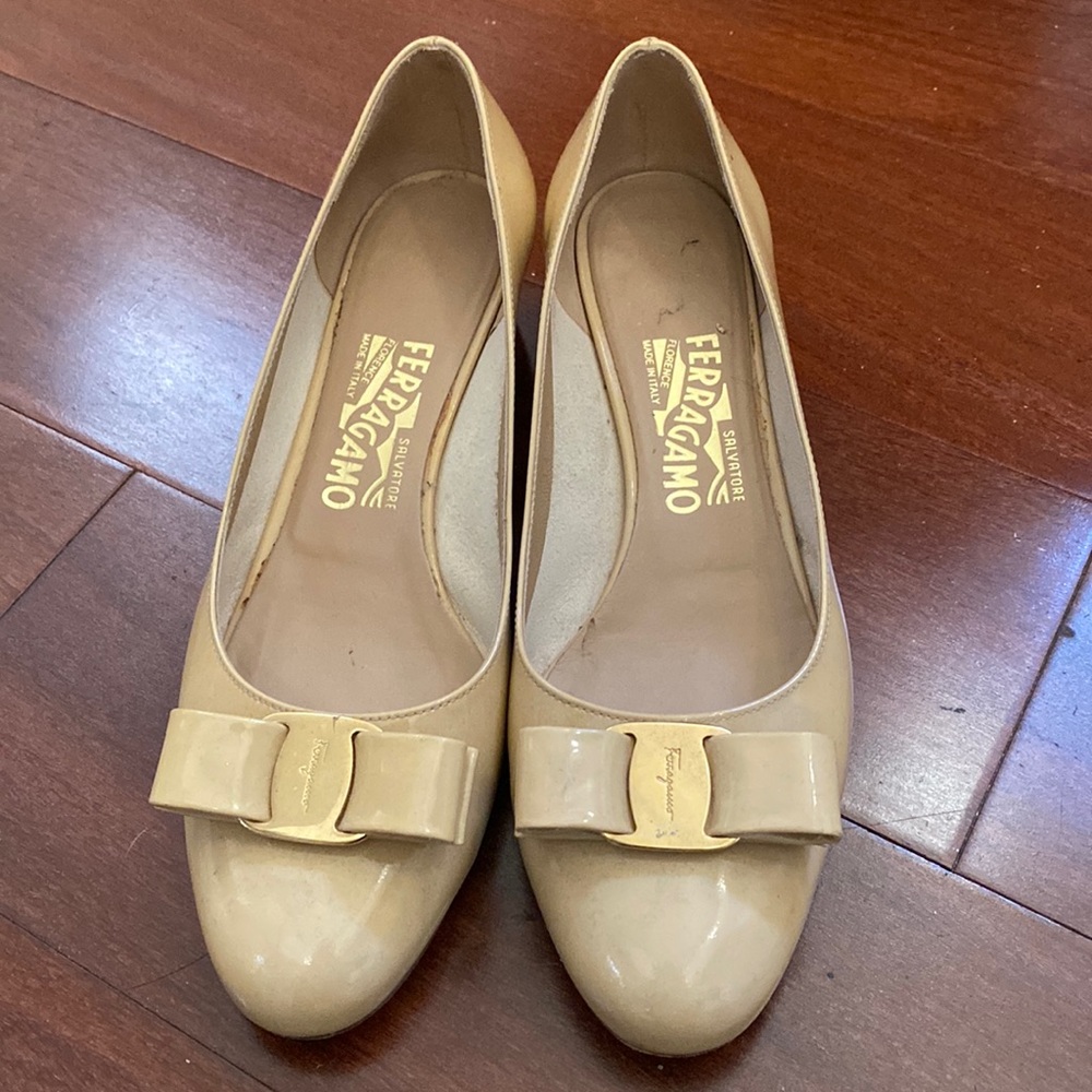 Ferragamo Vara Bow Pump Shoe size 7.5W